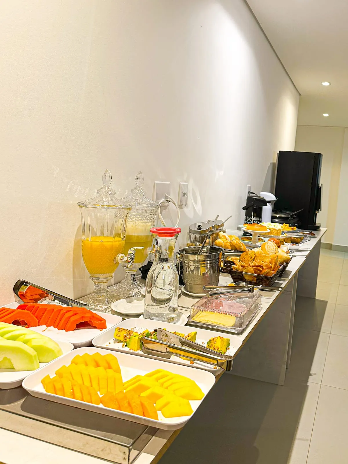 Buffet do café da manhã servido no Areião Park Hotel