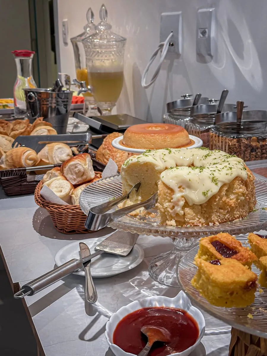 Bolos e pães caseiros do café da manhã do Areião Park Hotel