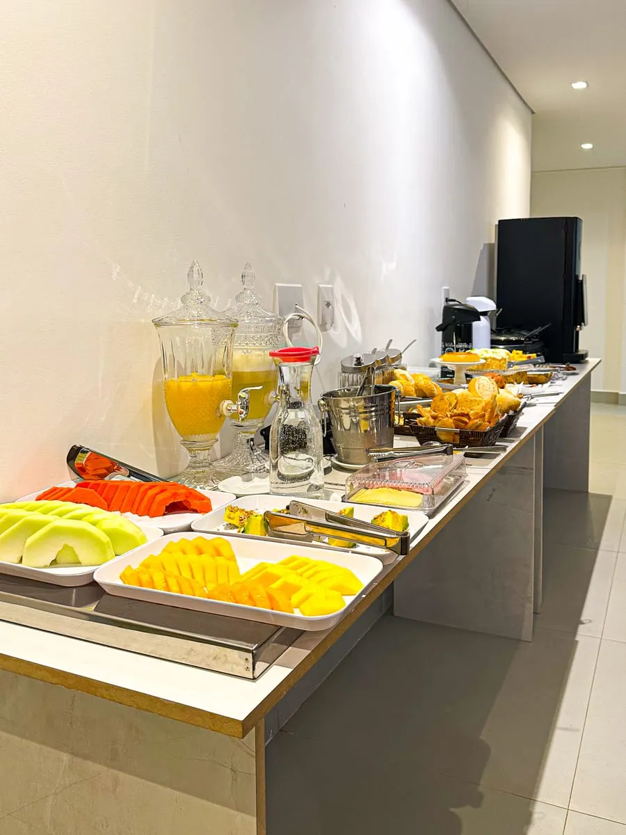 Buffet de frutas e sucos naturais do café da manhã do Areião Park Hotel