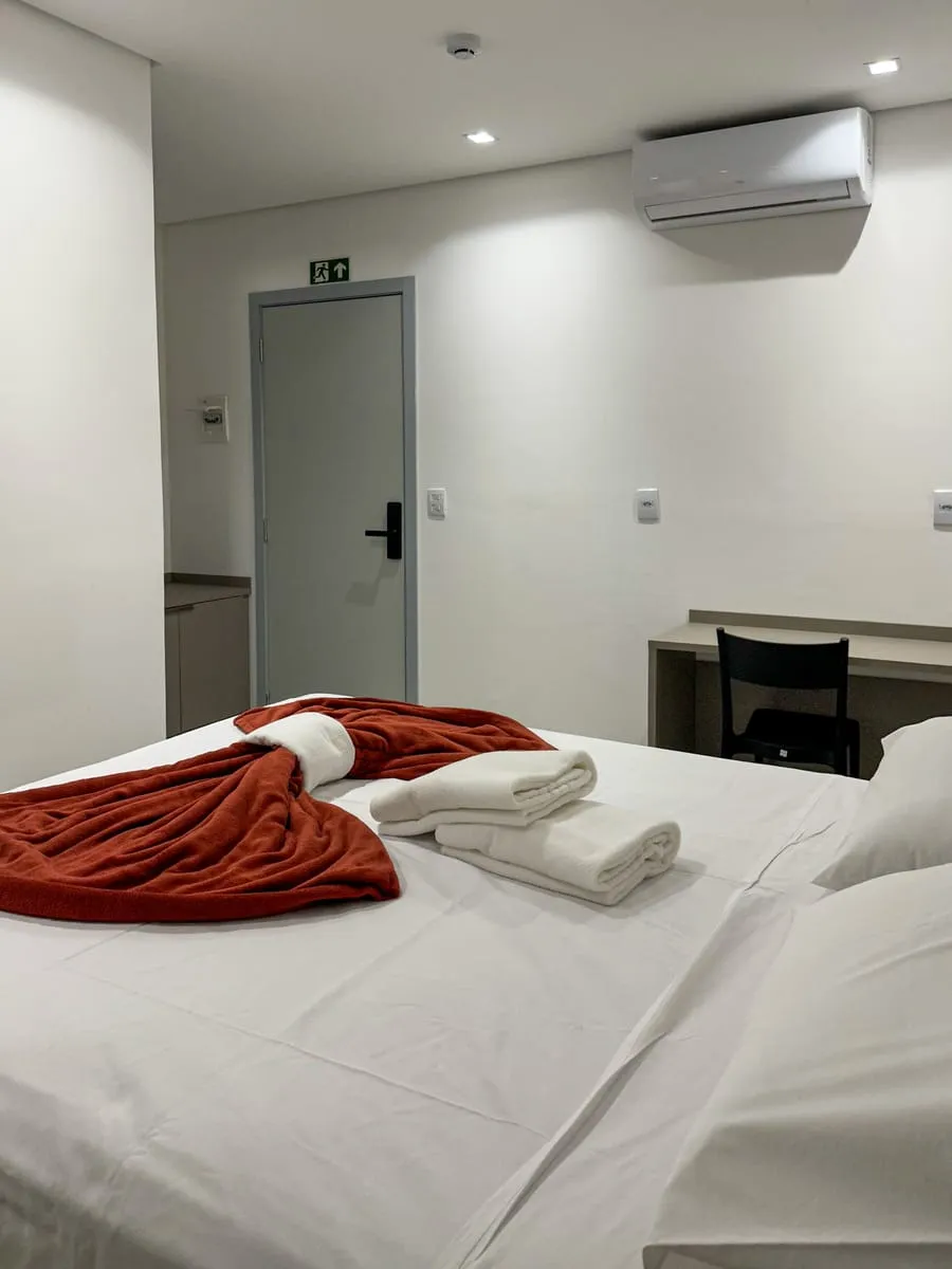 Suíte Luxo com cama de casal e área de trabalho
