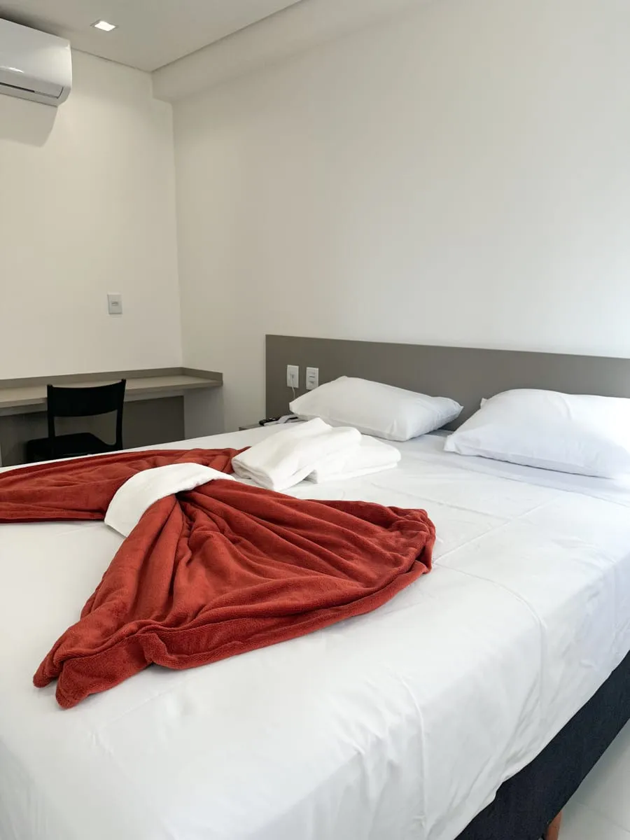 Detalhe da cama de casal da Suíte Luxo